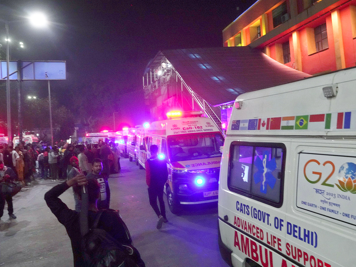 Delhi Railway Station Stampede Photos13