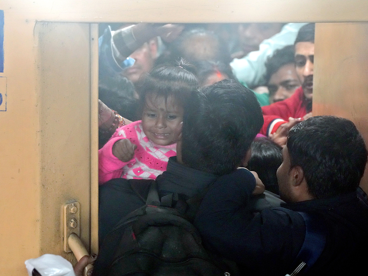 Delhi Railway Station Stampede Photos14