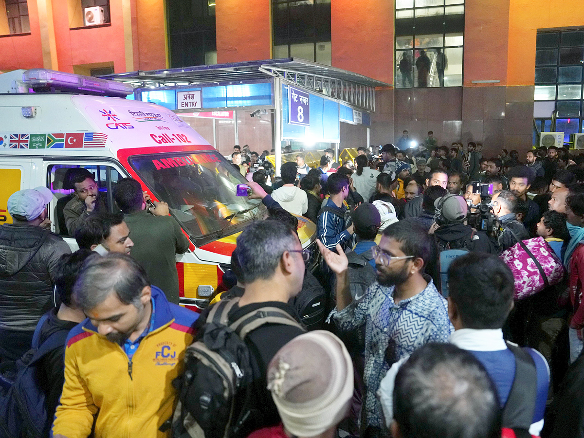 Delhi Railway Station Stampede Photos15