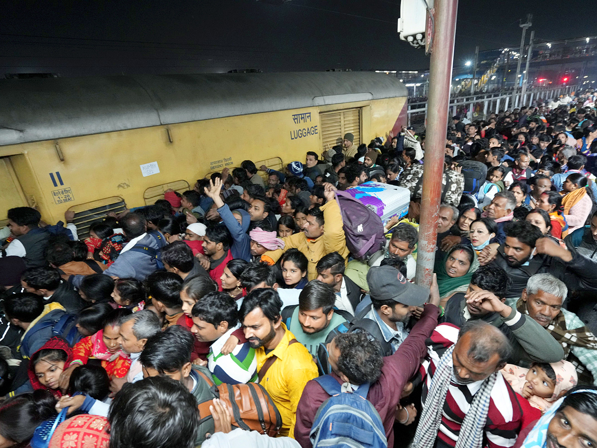 Delhi Railway Station Stampede Photos2