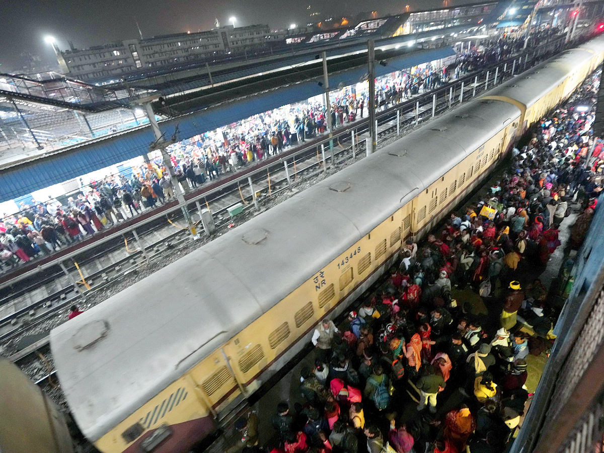 Delhi Railway Station Stampede Photos3