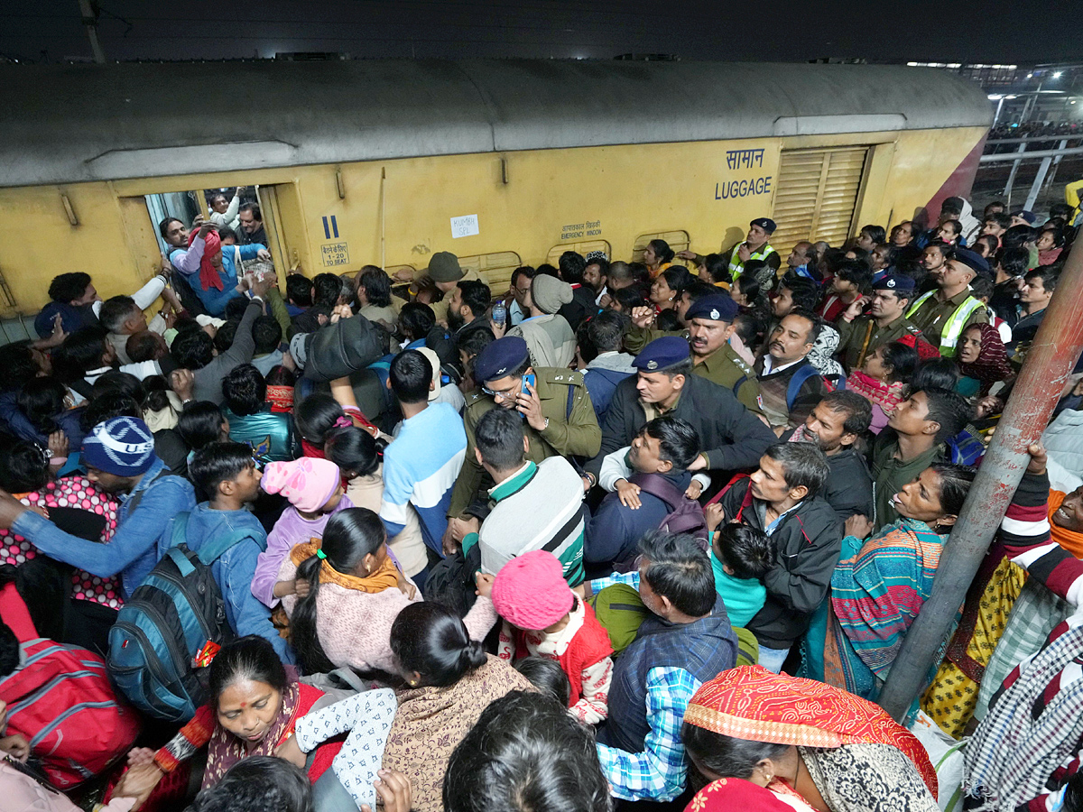 Delhi Railway Station Stampede Photos4