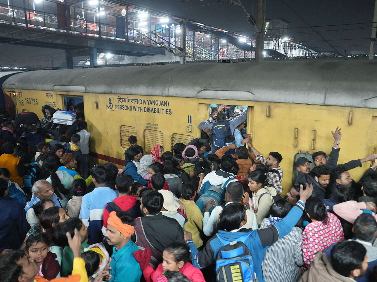 Delhi Railway Station Stampede Photos5