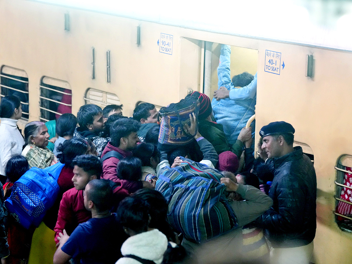 Delhi Railway Station Stampede Photos7