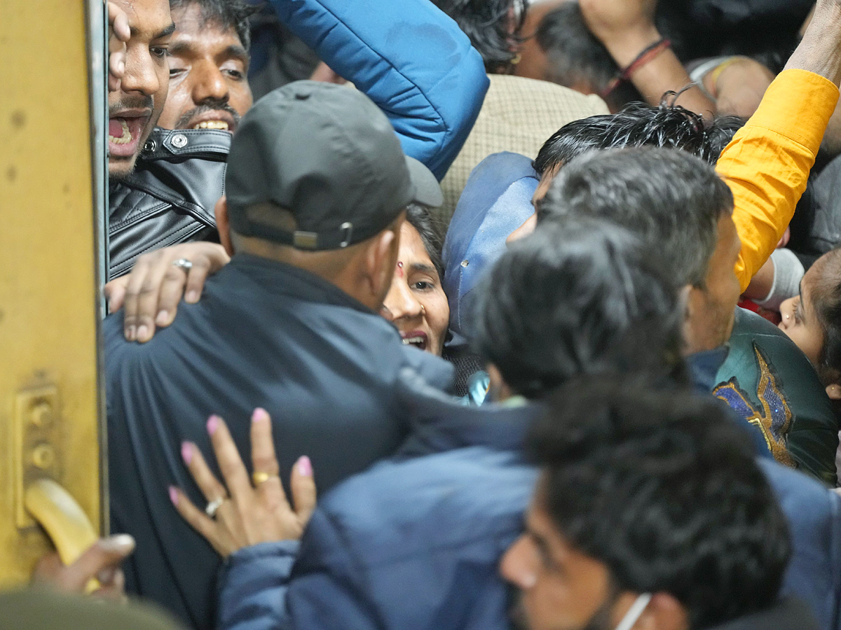 Delhi Railway Station Stampede Photos9