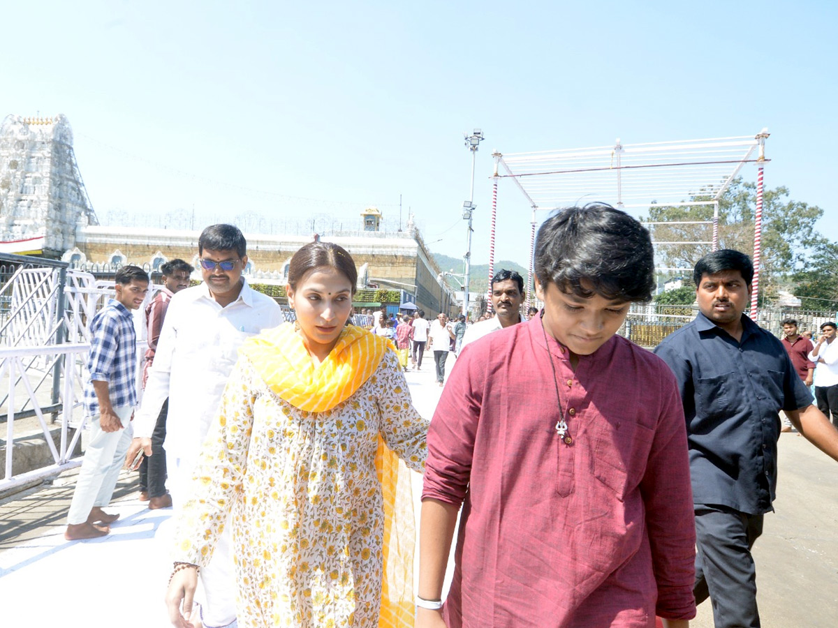 Rajinikanth daughter Aishwarya Visit Tirumala Along With Son Photos2