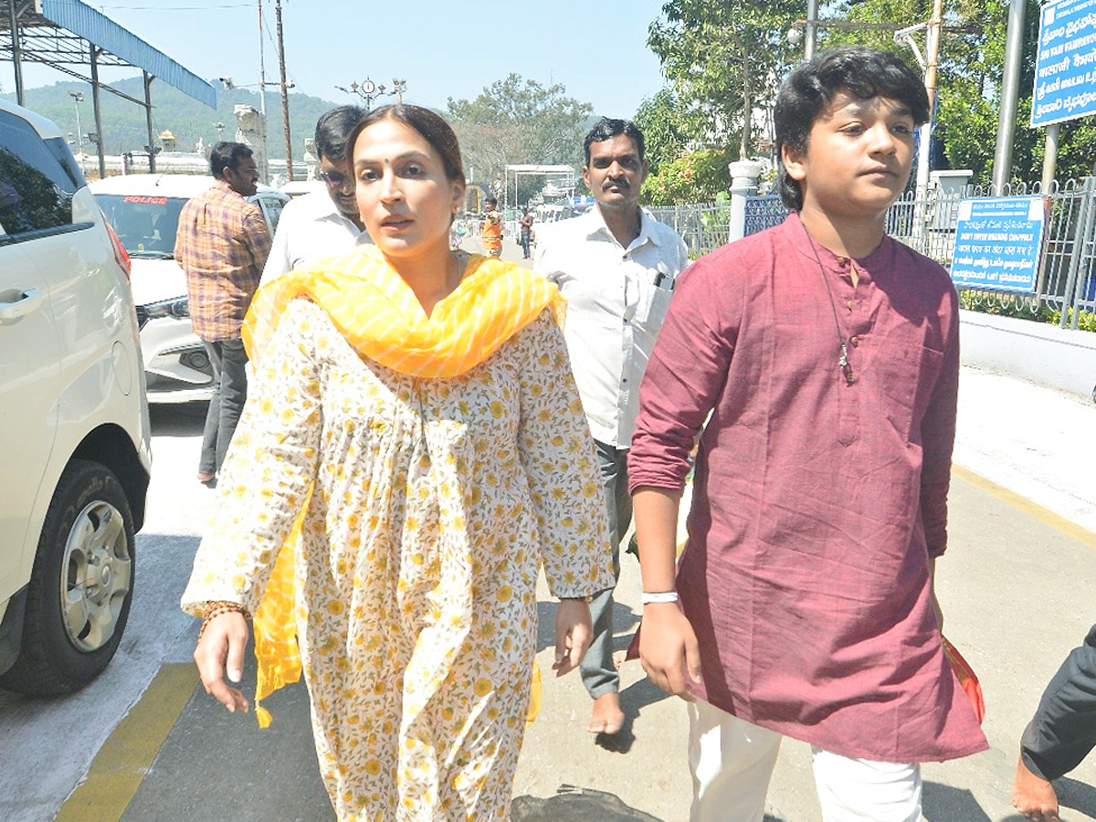 Rajinikanth daughter Aishwarya Visit Tirumala Along With Son Photos1