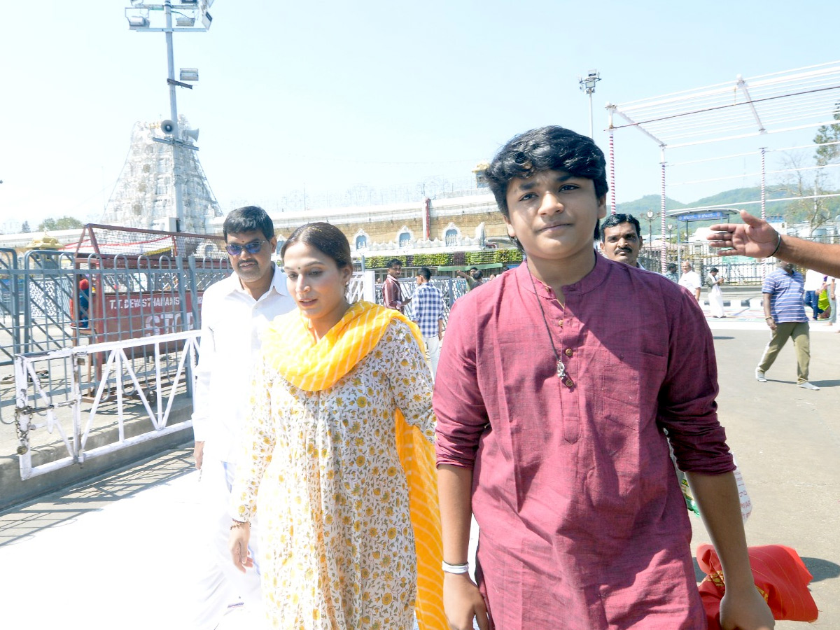 Rajinikanth daughter Aishwarya Visit Tirumala Along With Son Photos3