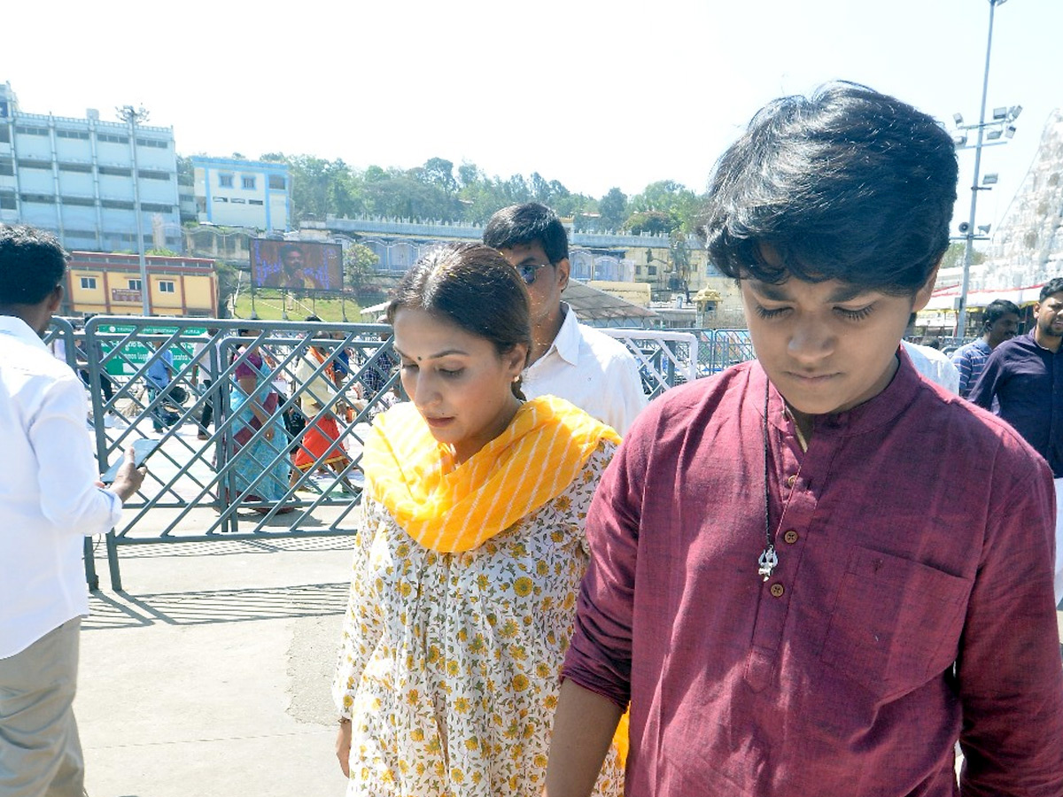 Rajinikanth daughter Aishwarya Visit Tirumala Along With Son Photos4