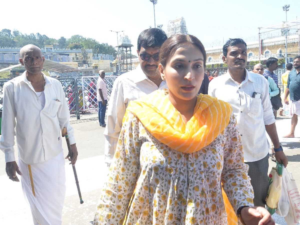 Rajinikanth daughter Aishwarya Visit Tirumala Along With Son Photos5