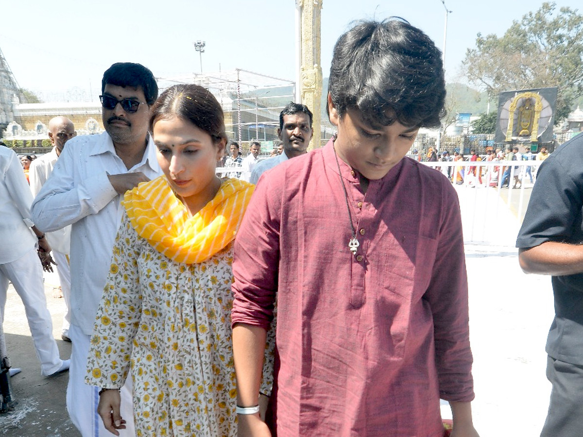 Rajinikanth daughter Aishwarya Visit Tirumala Along With Son Photos6