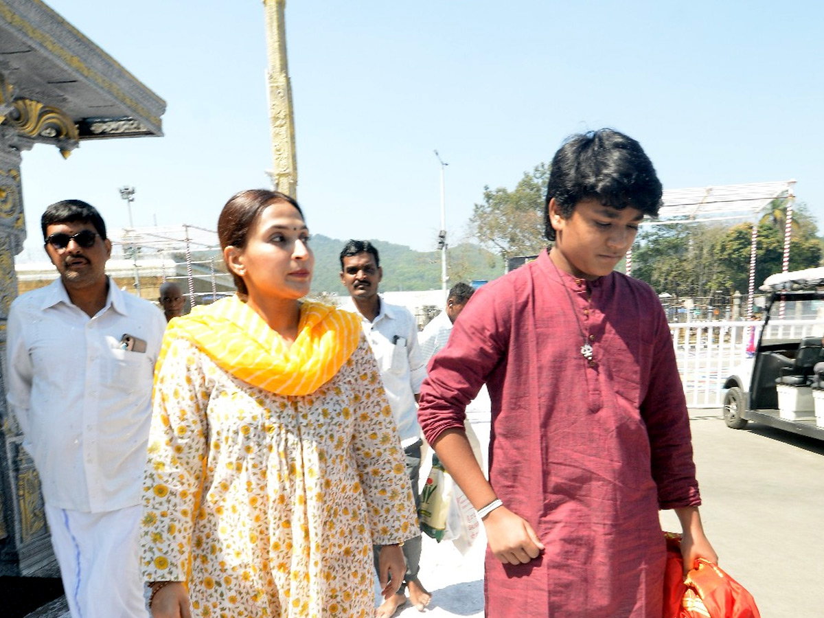 Rajinikanth daughter Aishwarya Visit Tirumala Along With Son Photos7