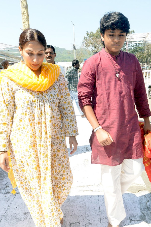 Rajinikanth daughter Aishwarya Visit Tirumala Along With Son Photos8