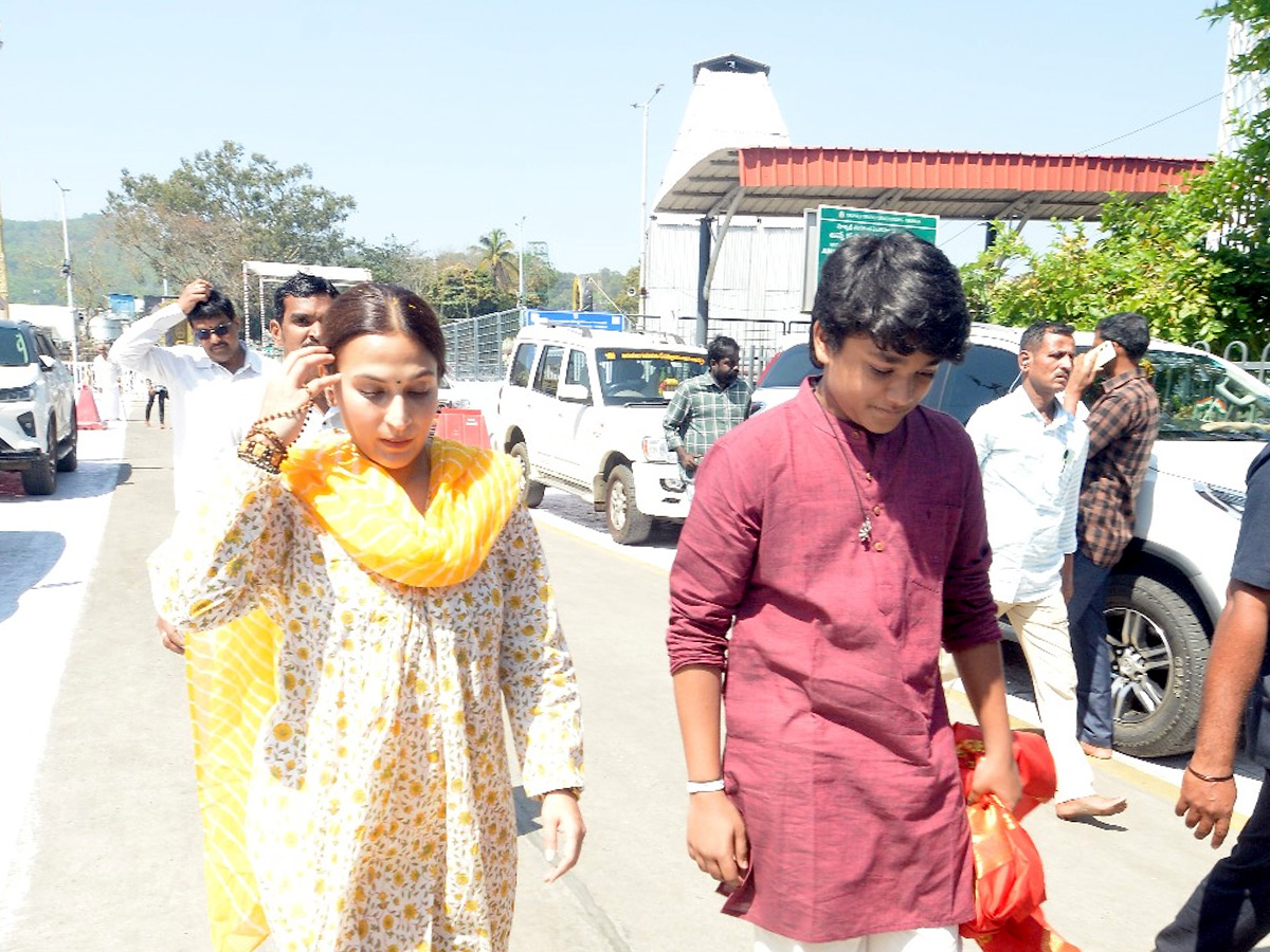 Rajinikanth daughter Aishwarya Visit Tirumala Along With Son Photos9