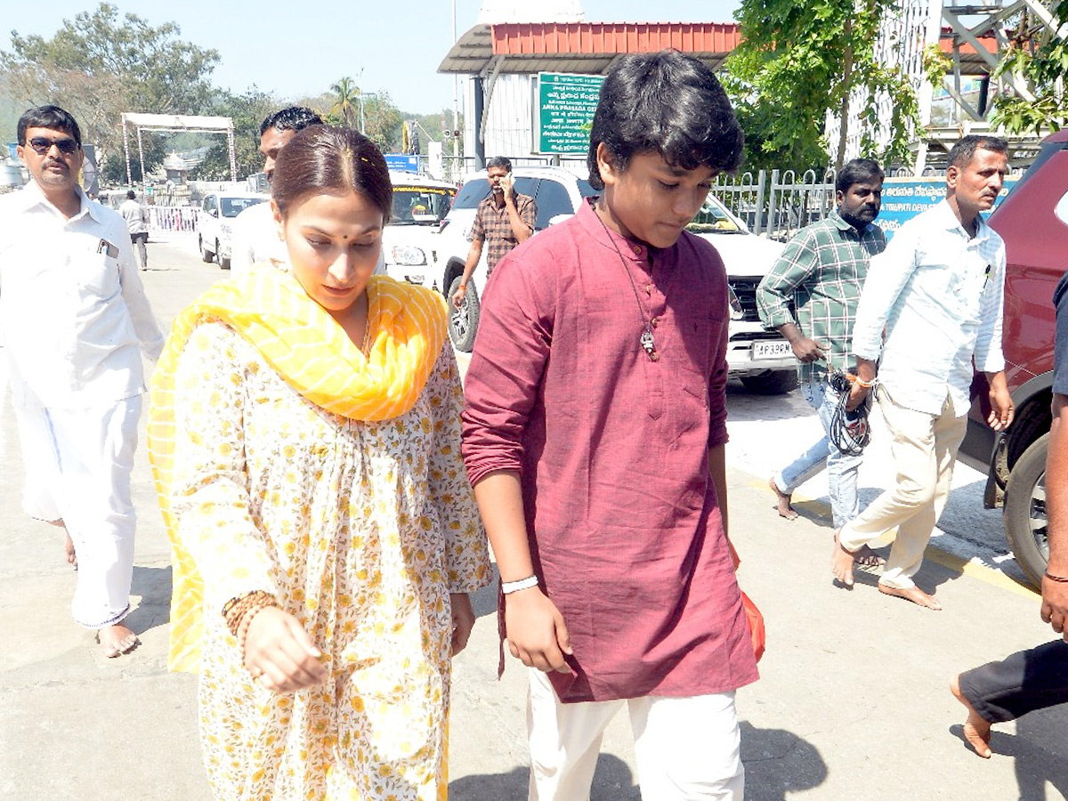 Rajinikanth daughter Aishwarya Visit Tirumala Along With Son Photos10