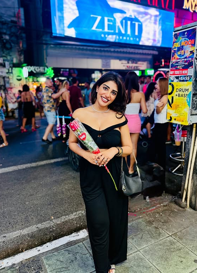 Suprita with a rose on the road for someone2