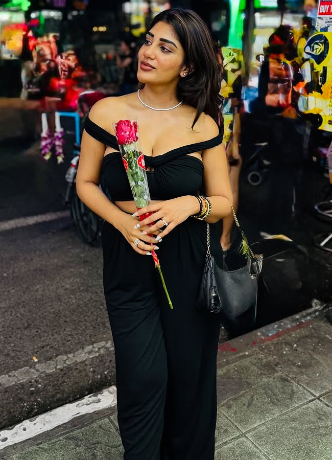 Suprita with a rose on the road for someone3