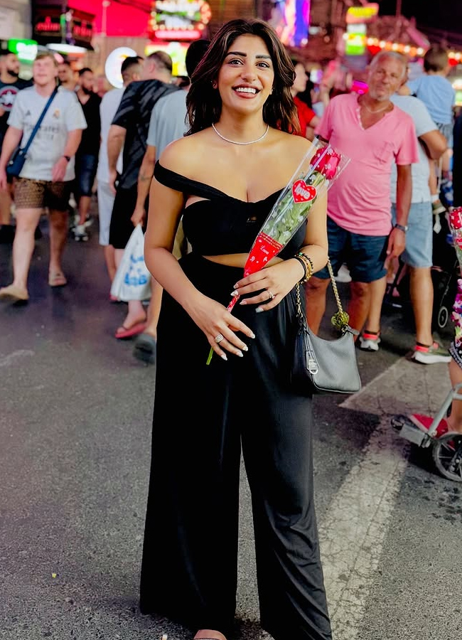 Suprita with a rose on the road for someone6