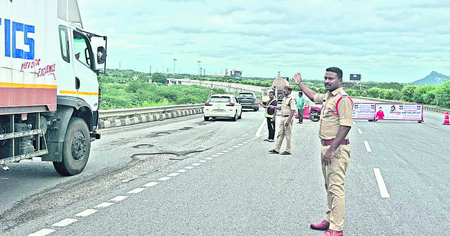 హైవేపై వాహనాల దారి మళ్లింపు1