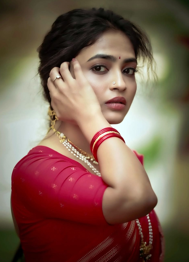 alekhyaharika stunning looks in red saree2