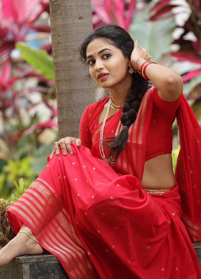 alekhyaharika stunning looks in red saree11