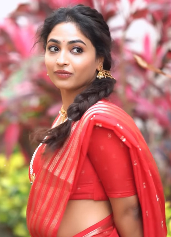 alekhyaharika stunning looks in red saree13