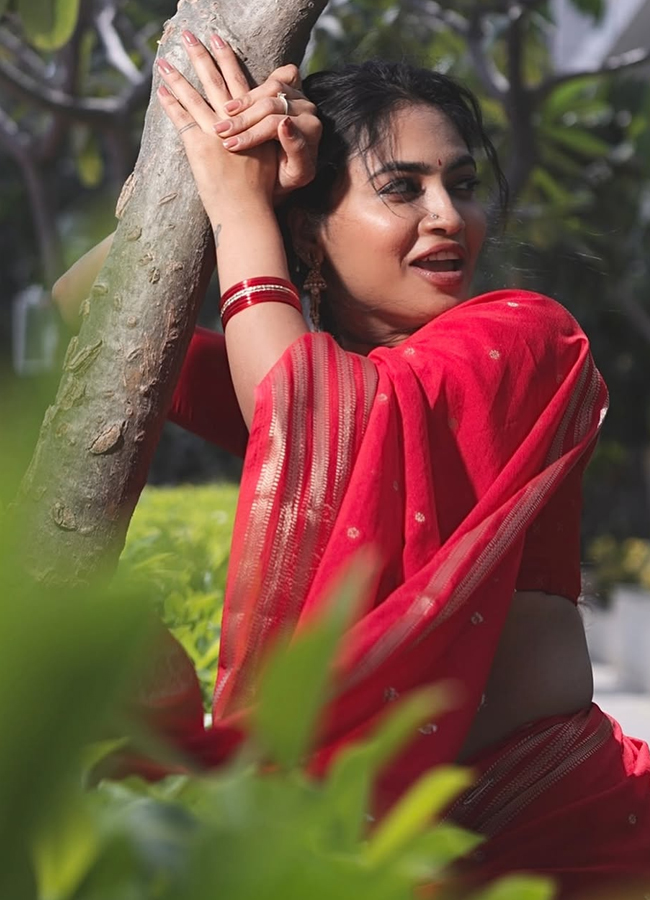 alekhyaharika stunning looks in red saree3