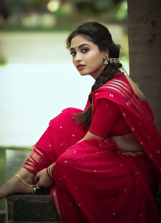 alekhyaharika stunning looks in red saree4