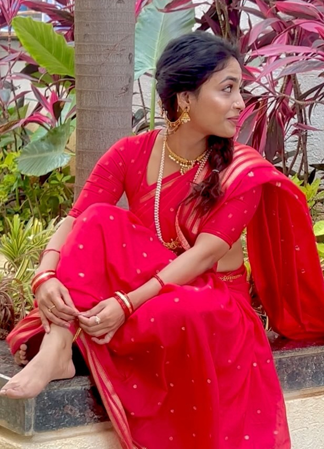 alekhyaharika stunning looks in red saree6