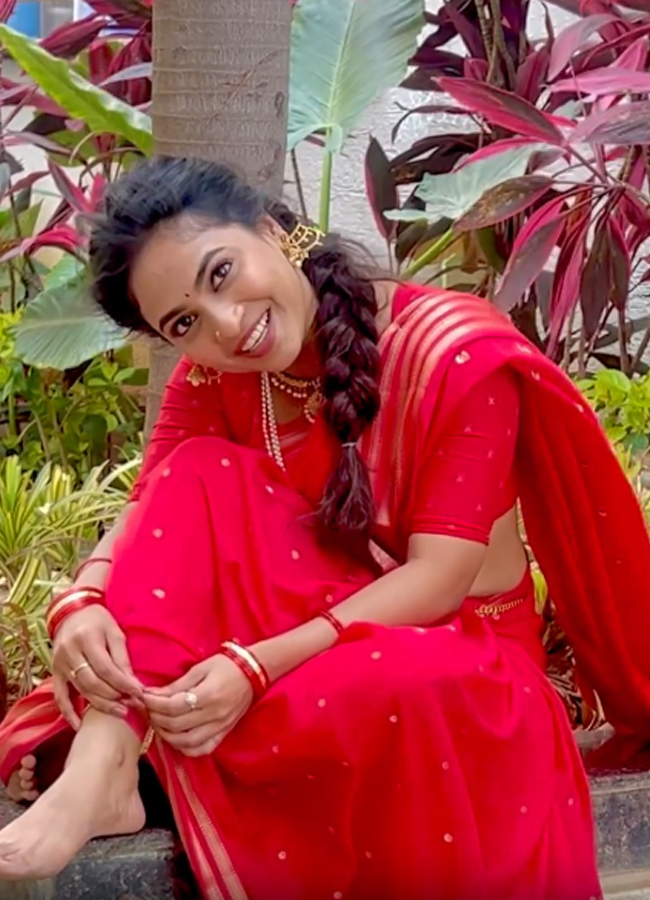 alekhyaharika stunning looks in red saree8