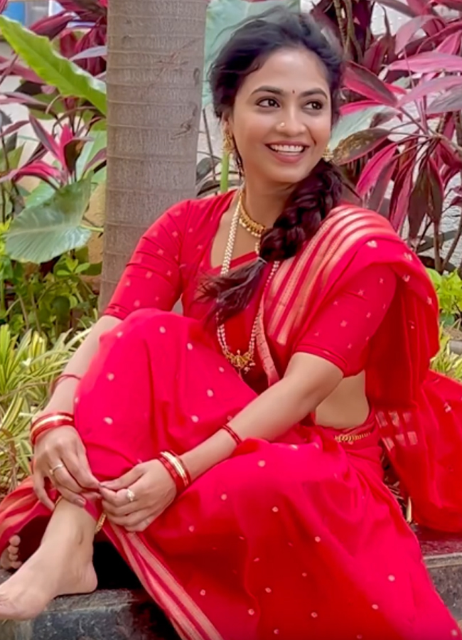 alekhyaharika stunning looks in red saree9