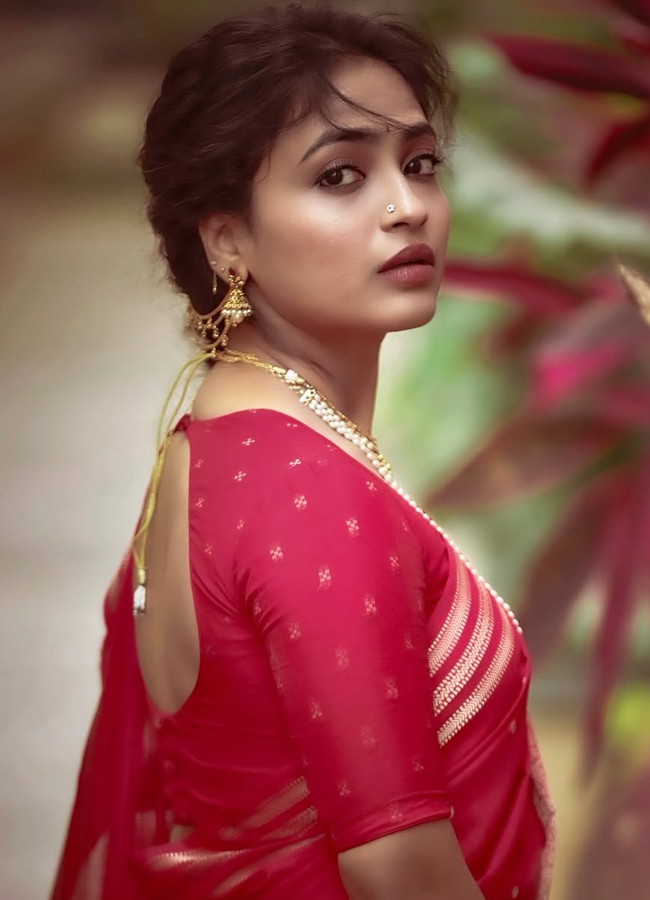 alekhyaharika stunning looks in red saree10