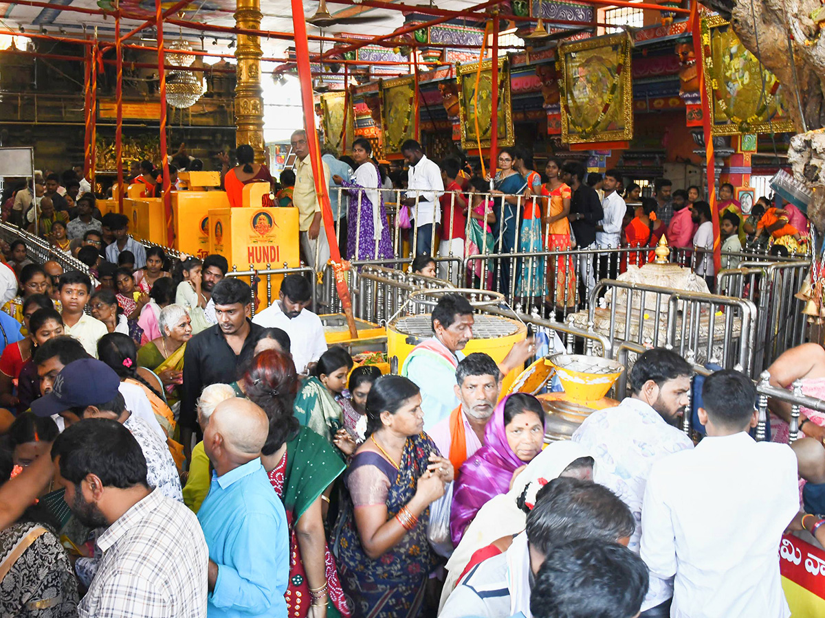 Huge Devotees Rush In Vijayawada Indrakeeladri Kanaka Durga Temple10