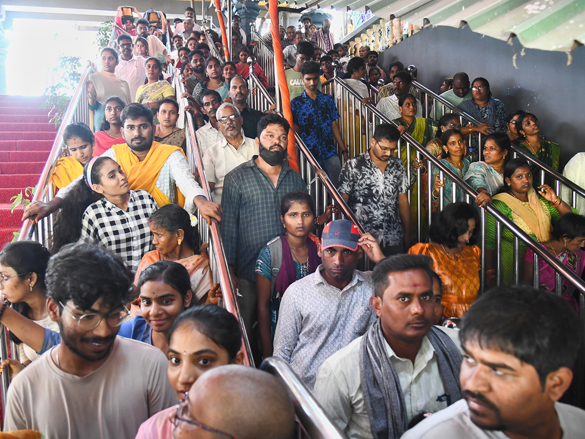 Huge Devotees Rush In Vijayawada Indrakeeladri Kanaka Durga Temple11