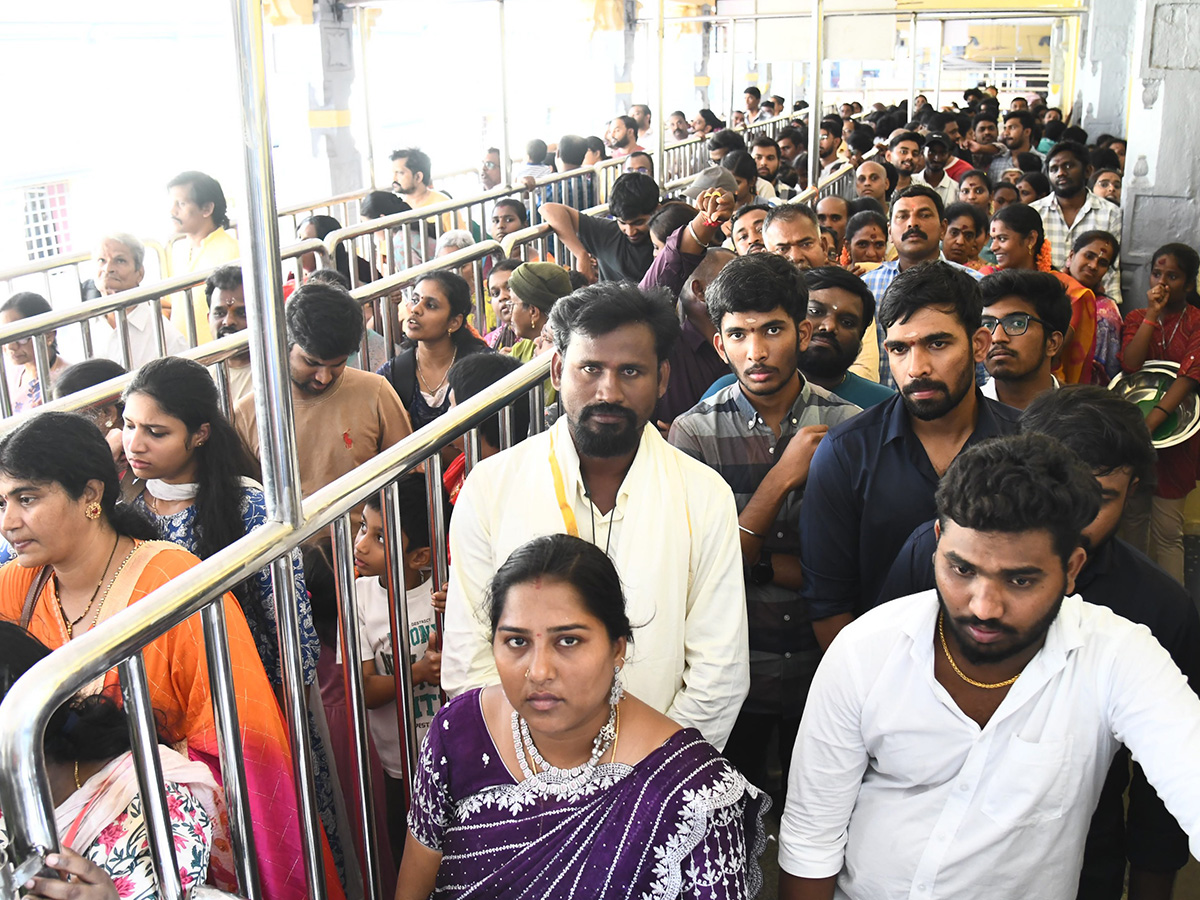 Huge Devotees Rush In Vijayawada Indrakeeladri Kanaka Durga Temple12