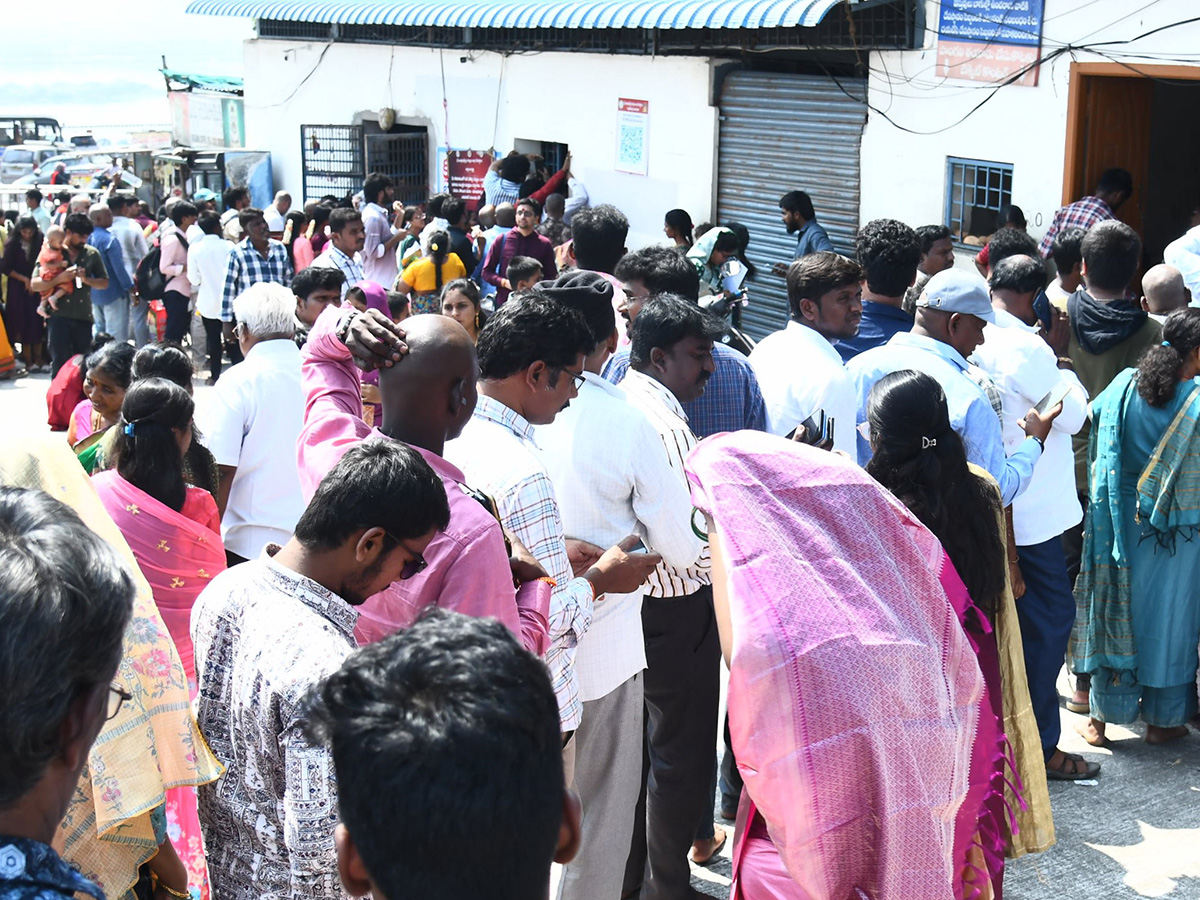 Huge Devotees Rush In Vijayawada Indrakeeladri Kanaka Durga Temple13