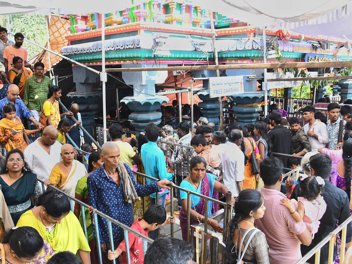 Huge Devotees Rush In Vijayawada Indrakeeladri Kanaka Durga Temple14