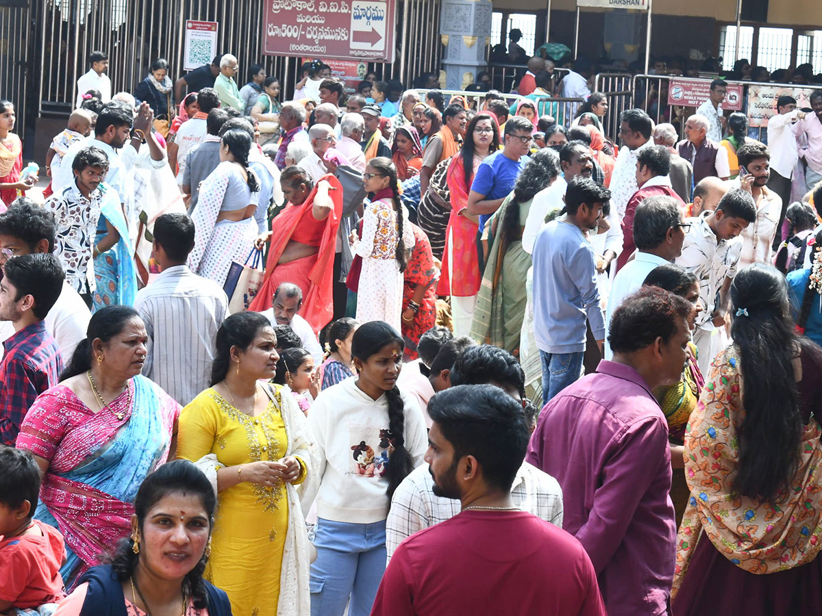 Huge Devotees Rush In Vijayawada Indrakeeladri Kanaka Durga Temple15