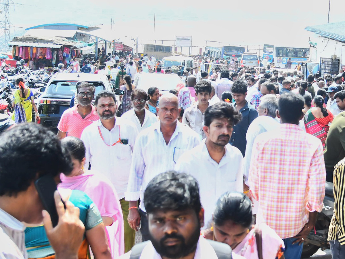 Huge Devotees Rush In Vijayawada Indrakeeladri Kanaka Durga Temple16