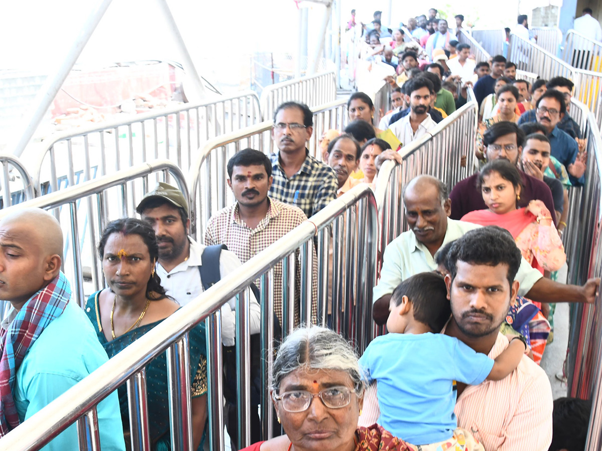 Huge Devotees Rush In Vijayawada Indrakeeladri Kanaka Durga Temple18