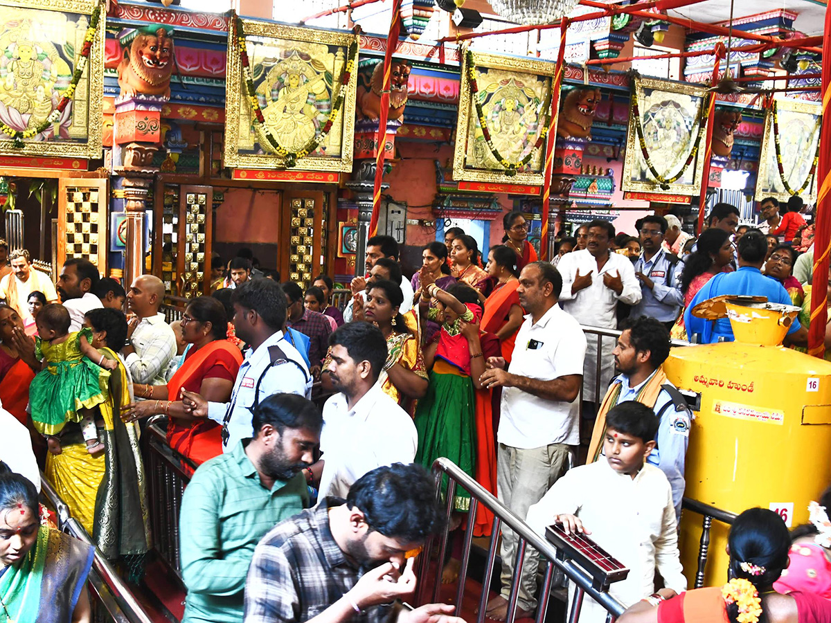 Huge Devotees Rush In Vijayawada Indrakeeladri Kanaka Durga Temple2