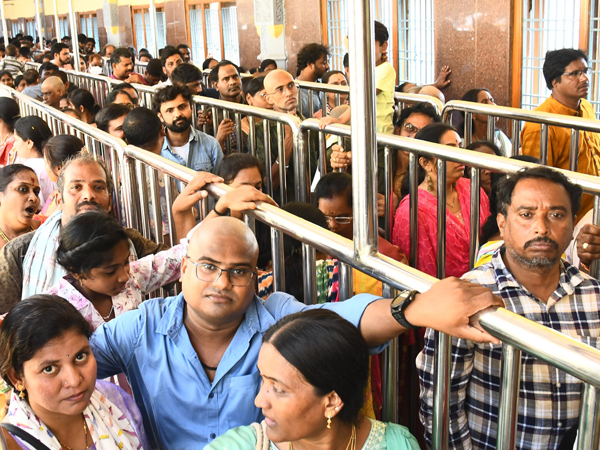 Huge Devotees Rush In Vijayawada Indrakeeladri Kanaka Durga Temple19