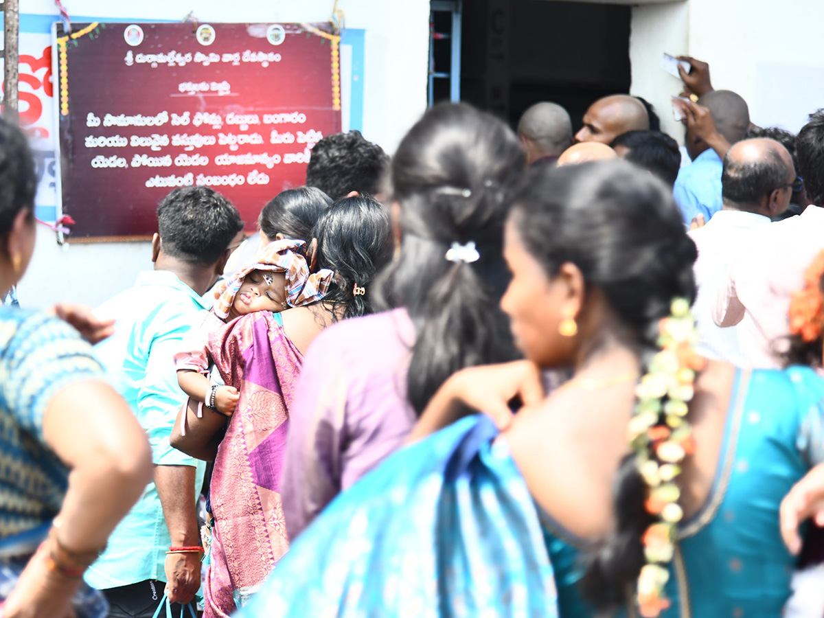 Huge Devotees Rush In Vijayawada Indrakeeladri Kanaka Durga Temple20