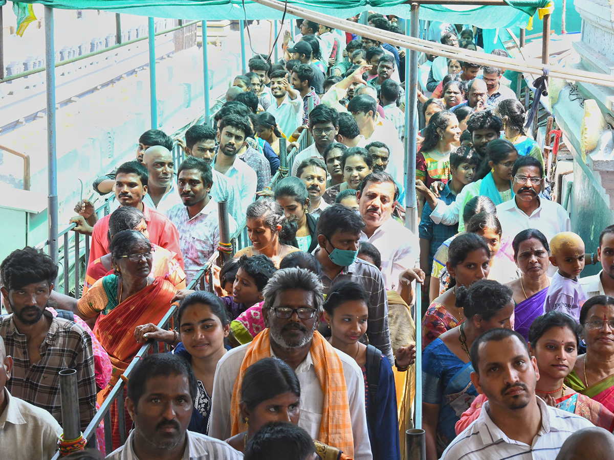 Huge Devotees Rush In Vijayawada Indrakeeladri Kanaka Durga Temple22