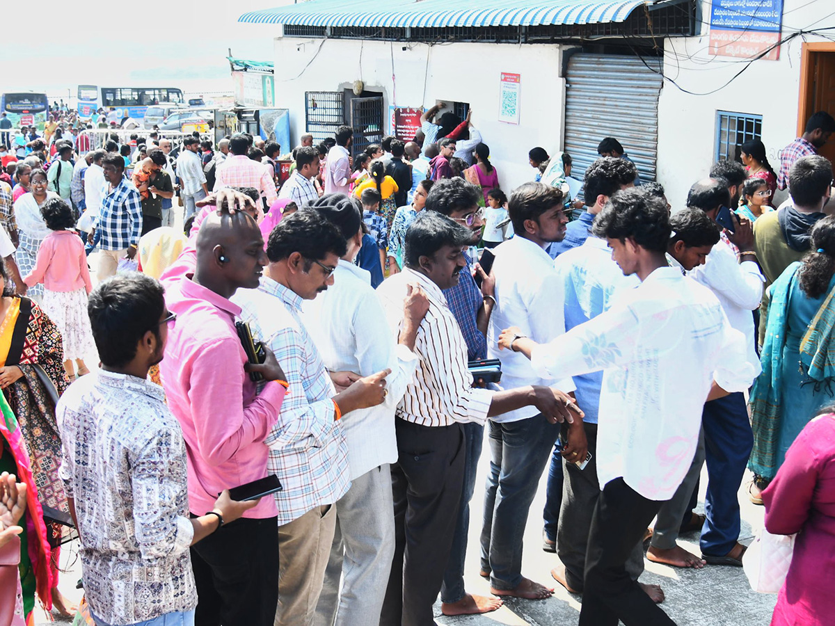 Huge Devotees Rush In Vijayawada Indrakeeladri Kanaka Durga Temple3