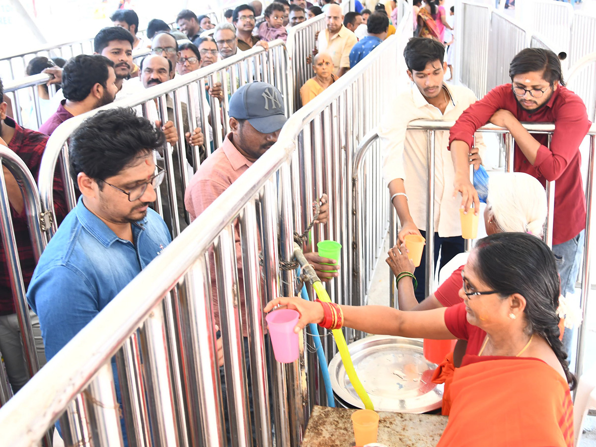 Huge Devotees Rush In Vijayawada Indrakeeladri Kanaka Durga Temple4