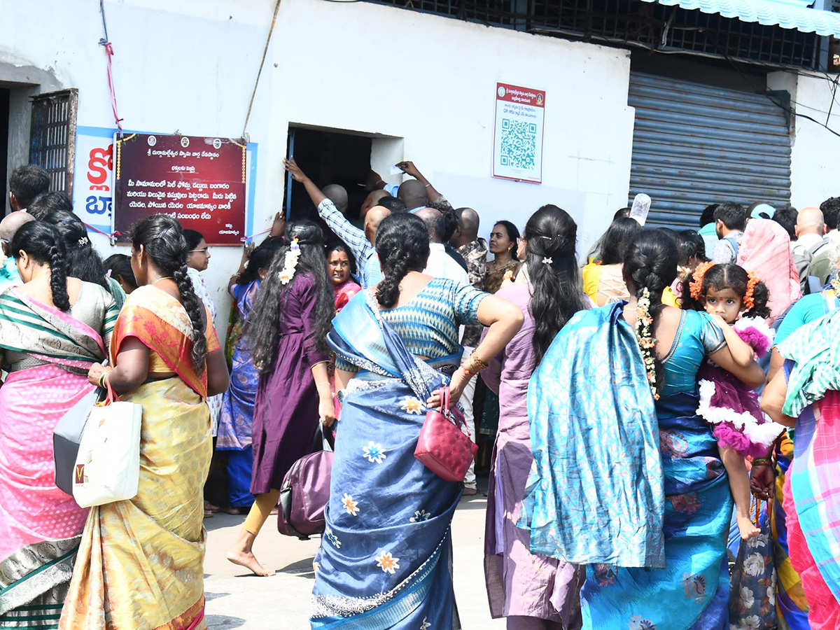 Huge Devotees Rush In Vijayawada Indrakeeladri Kanaka Durga Temple5