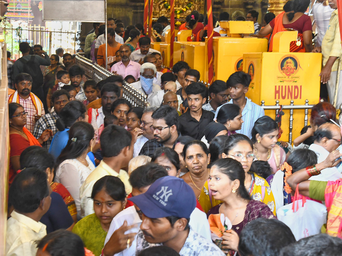 Huge Devotees Rush In Vijayawada Indrakeeladri Kanaka Durga Temple7