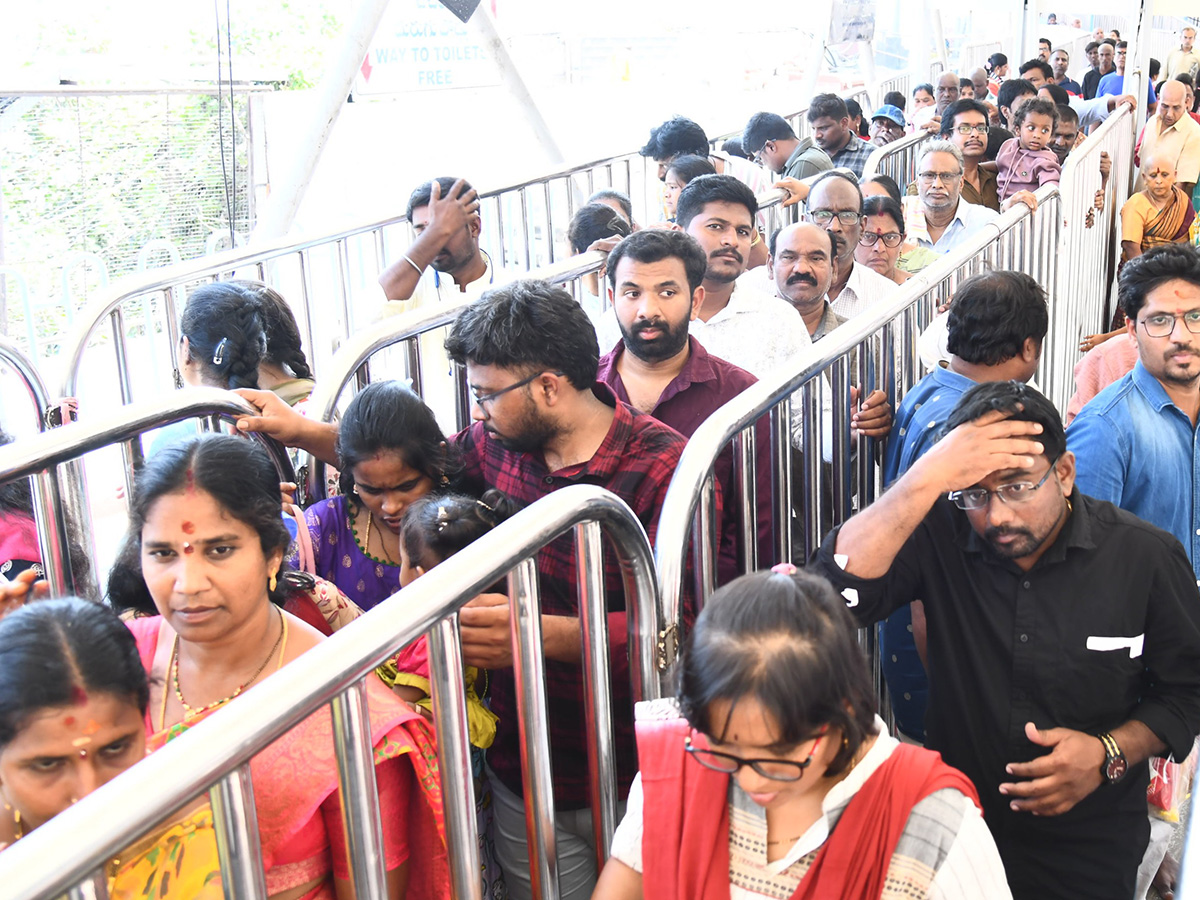 Huge Devotees Rush In Vijayawada Indrakeeladri Kanaka Durga Temple8