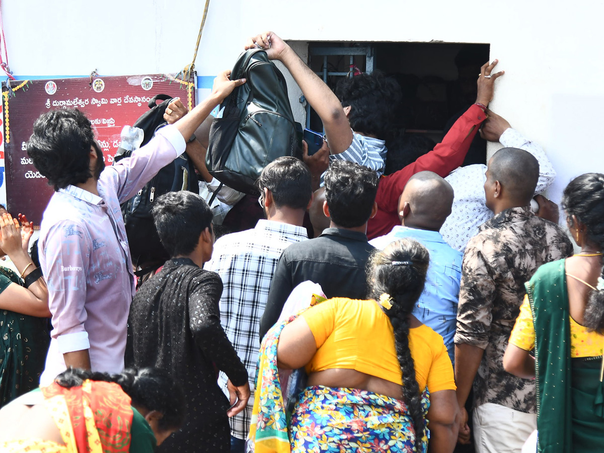 Huge Devotees Rush In Vijayawada Indrakeeladri Kanaka Durga Temple9